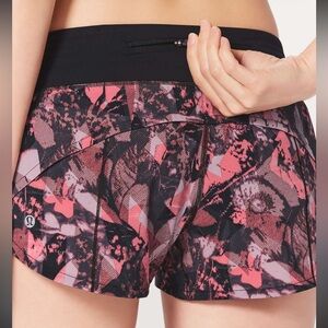 Lululemon Speed Up Short 2.5"
Translucence Alpine White Multi / Black, size 10